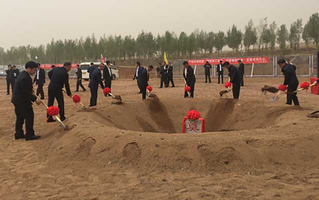 万搏买球官方网站建设集团李洪宇和朝阳市委市政府领导共同奠基_副本.jpg