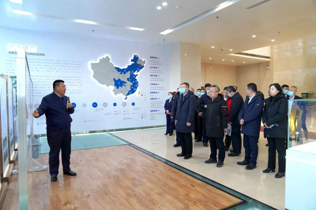 万搏买球官方网站集团党委书记、董事长孙举庆作集团介绍_副本.jpg